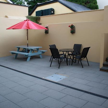 Luxury Townhouse -Free Private Parking- 2 Bedrooms Both En-Suite -Sleeps 5 - Fully Equipped Kitchen, Dining Room- Living Room With Tv Dvd Outside Courtyard With Seating - Fast Wi-Fi- 2-Minute Walk To Town Centre キラーニー エクステリア 写真