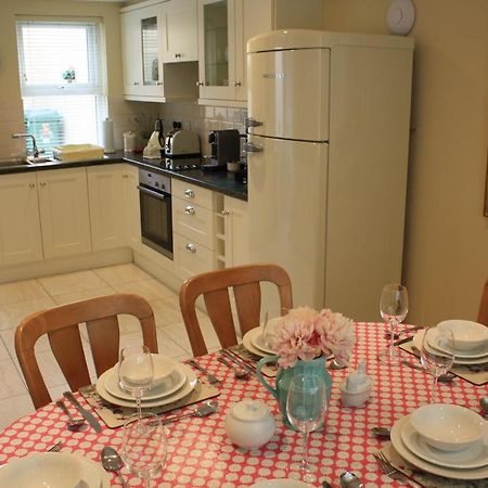 Luxury Townhouse -Free Private Parking- 2 Bedrooms Both En-Suite -Sleeps 5 - Fully Equipped Kitchen, Dining Room- Living Room With Tv Dvd Outside Courtyard With Seating - Fast Wi-Fi- 2-Minute Walk To Town Centre キラーニー エクステリア 写真