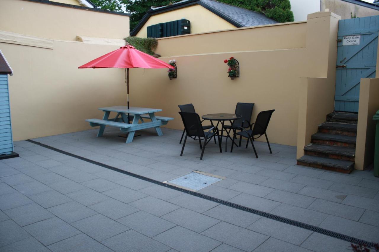 Luxury Townhouse -Free Private Parking- 2 Bedrooms Both En-Suite -Sleeps 5 - Fully Equipped Kitchen, Dining Room- Living Room With Tv Dvd Outside Courtyard With Seating - Fast Wi-Fi- 2-Minute Walk To Town Centre キラーニー エクステリア 写真