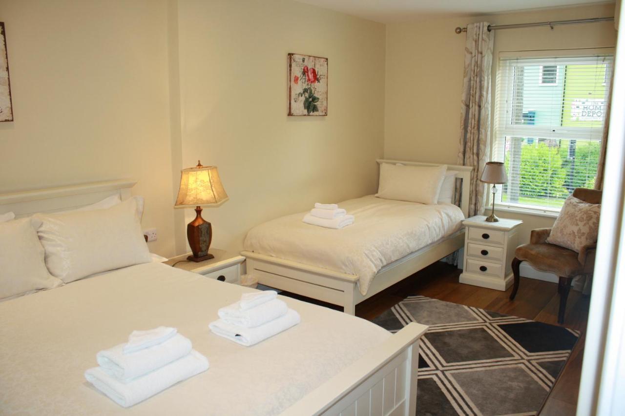 Luxury Townhouse -Free Private Parking- 2 Bedrooms Both En-Suite -Sleeps 5 - Fully Equipped Kitchen, Dining Room- Living Room With Tv Dvd Outside Courtyard With Seating - Fast Wi-Fi- 2-Minute Walk To Town Centre キラーニー エクステリア 写真