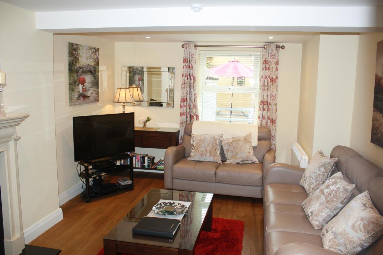 Luxury Townhouse -Free Private Parking- 2 Bedrooms Both En-Suite -Sleeps 5 - Fully Equipped Kitchen, Dining Room- Living Room With Tv Dvd Outside Courtyard With Seating - Fast Wi-Fi- 2-Minute Walk To Town Centre キラーニー エクステリア 写真
