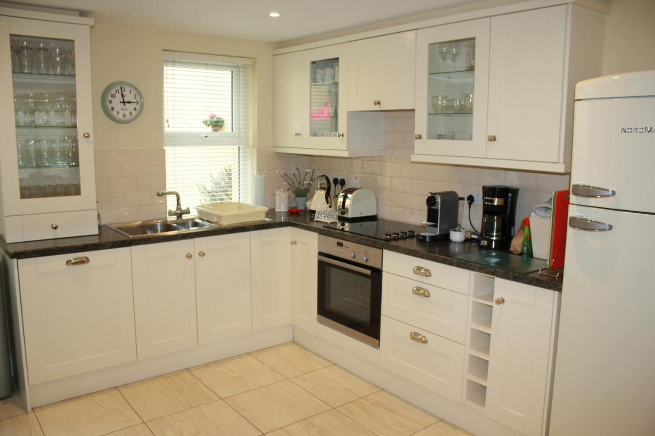 Luxury Townhouse -Free Private Parking- 2 Bedrooms Both En-Suite -Sleeps 5 - Fully Equipped Kitchen, Dining Room- Living Room With Tv Dvd Outside Courtyard With Seating - Fast Wi-Fi- 2-Minute Walk To Town Centre キラーニー エクステリア 写真