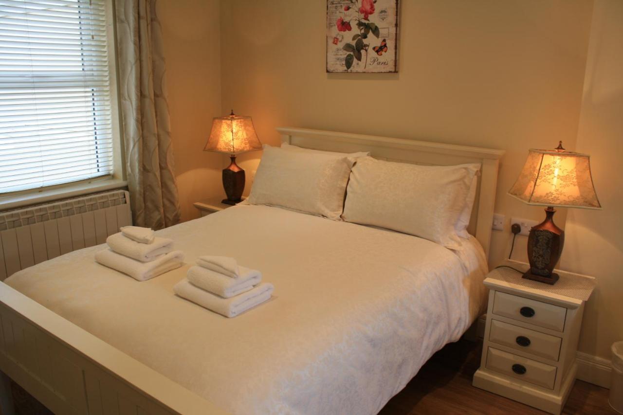 Luxury Townhouse -Free Private Parking- 2 Bedrooms Both En-Suite -Sleeps 5 - Fully Equipped Kitchen, Dining Room- Living Room With Tv Dvd Outside Courtyard With Seating - Fast Wi-Fi- 2-Minute Walk To Town Centre キラーニー エクステリア 写真