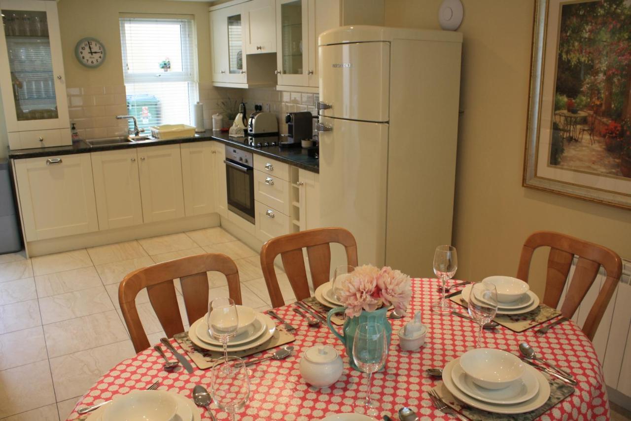 Luxury Townhouse -Free Private Parking- 2 Bedrooms Both En-Suite -Sleeps 5 - Fully Equipped Kitchen, Dining Room- Living Room With Tv Dvd Outside Courtyard With Seating - Fast Wi-Fi- 2-Minute Walk To Town Centre キラーニー エクステリア 写真
