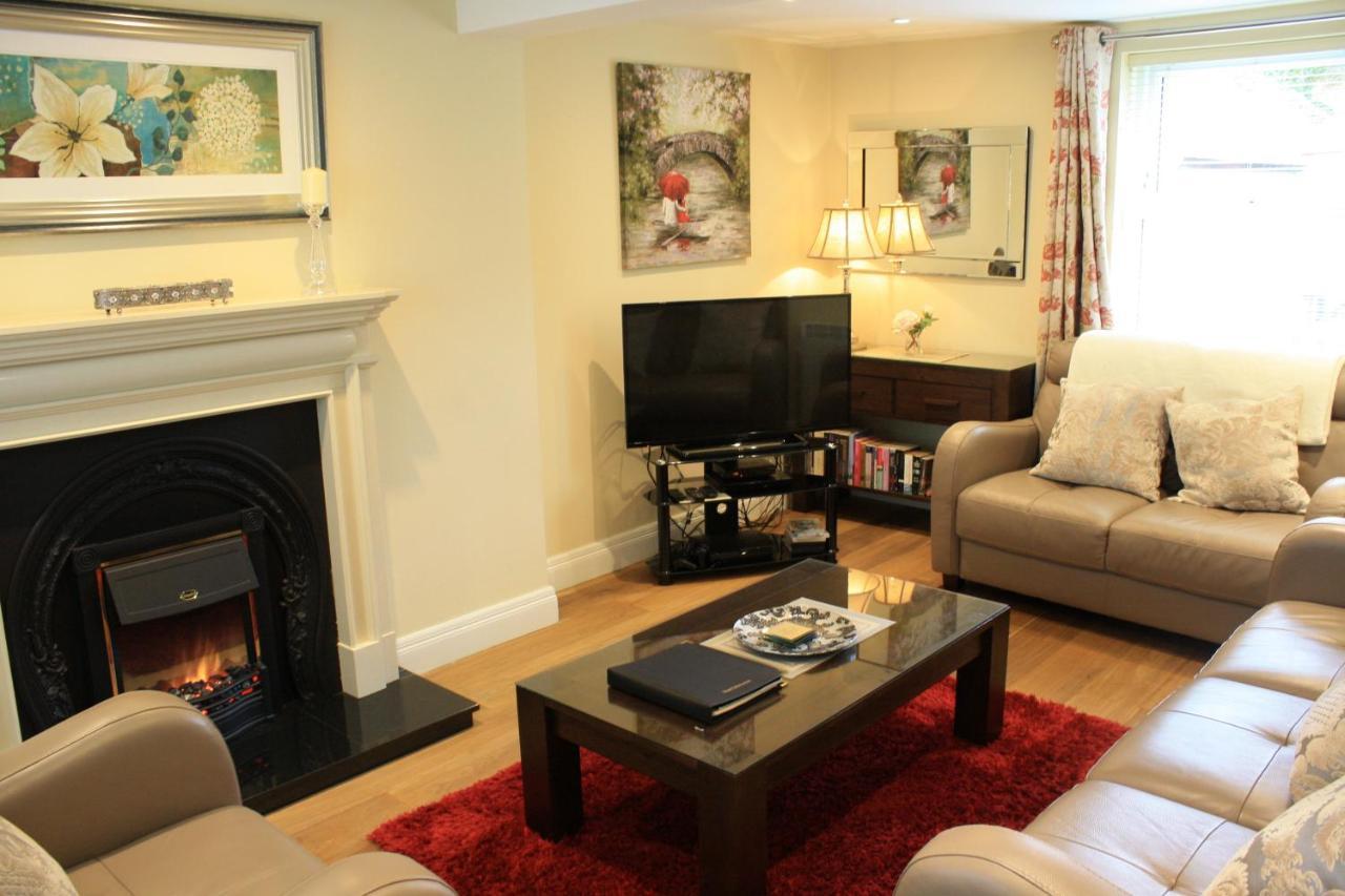 Luxury Townhouse -Free Private Parking- 2 Bedrooms Both En-Suite -Sleeps 5 - Fully Equipped Kitchen, Dining Room- Living Room With Tv Dvd Outside Courtyard With Seating - Fast Wi-Fi- 2-Minute Walk To Town Centre キラーニー エクステリア 写真